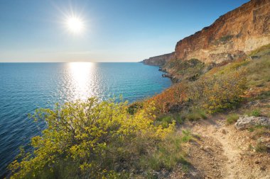 Güzel bahar doğası ve deniz manzarası. Kompozisyonu gevşet.