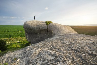 Ayakta duran ve dağlık araziye bakan adam. İnsanlar ve doğa sahnesi.