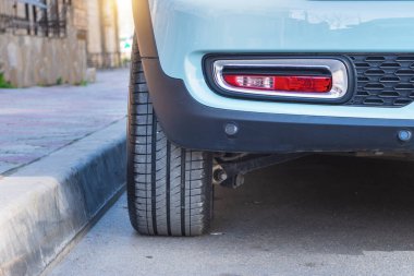 Asfalt yollara park edilmiş araba lastikleri ve tekerlekleri. Tasarım elementi.