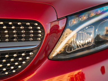 Yeni arabaların farları. Modern arabanın farlarından birinin detaylarını kapat..