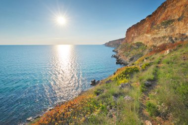 Güzel bahar doğası ve deniz manzarası. Kompozisyonu gevşet.