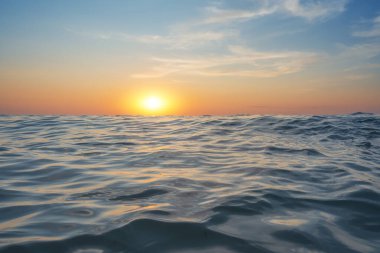 Dalgalar günbatımı üzerinde. Doğa kompozisyon. Tasarım öğesi.