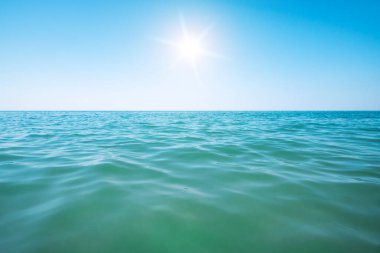 Gün içinde deniz dalgası. Temiz gökyüzü ve su arkaplanı.