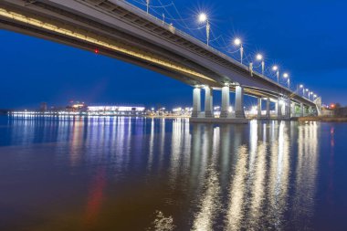 Geceleri köprü. Kasaba mimarisi tasarımı.