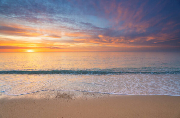 Песчаное побережье на закате. Состав природы.