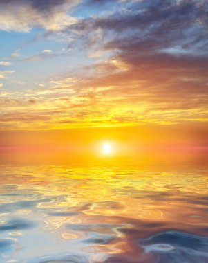 Deniz günbatımının renkleri. Deniz Burnu Doğa Bileşimi. Doğal arkaplan.