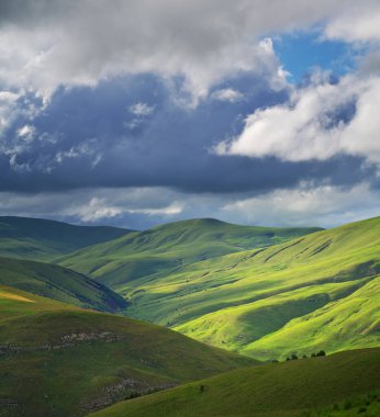 Gün batımında yeşil dağ tepeleri. Doğa manzarası.