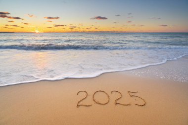 2025 yıl deniz kıyısında gün batımında. Tasarım elementi.