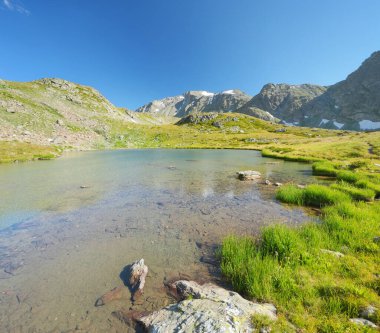 Kafkaslar 'ın dağ gölünün güzel yaz manzarası. Gün ışığı dağ manzarası.