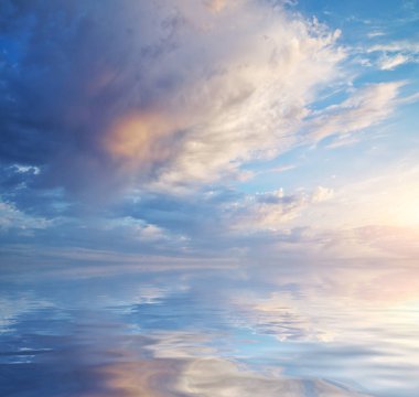 Renkli dramatik gökyüzünün arka planında bulutlar ve günbatımı gökyüzünde dalgalar var. Mor ışık bulutu arka planı. Doğal gökyüzü minimalist arka plan. Ve panoramik manzara. Tasarım elementi.