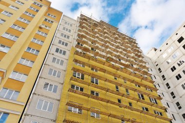 Monolitik evin duvarlarını kaplama ve ısıtma çalışması devam ediyor. Konut binasının duvar cephesi yalıtılıyor