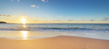 Güzel bir plaj sahil deniz manzarası. Yaz doğa kompozisyon.