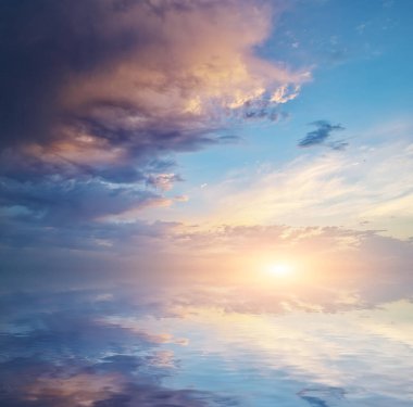 Gökyüzü arka planı ve su yansıması. Tasarım elementi.