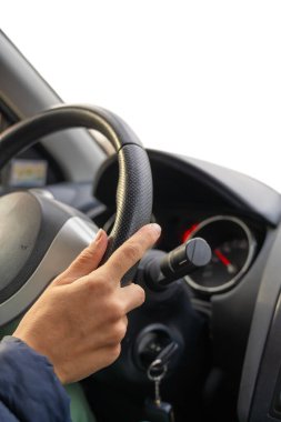 Araba kullanırken el ele tutuşan bir kadın. Ayrı nesne ve taşıma sahnesi.