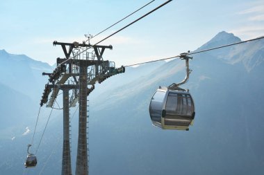 Tianmen dağına giden teleferikler. Seyahat ve doğa sahnesi.