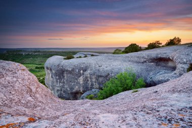 Gün batımında dağ taşı manzarası. Doğanın bileşimi.