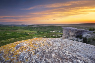 Gün batımında dağ taşı manzarası. Doğanın bileşimi.
