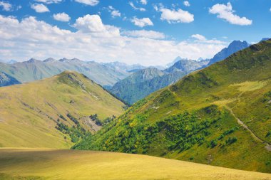 Gündüz dağları seyret. Doğa manzarası.