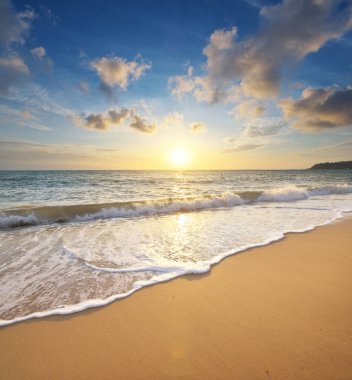 Sahilde bir yaz. Gün batımında kumsalda. Tasarım elementi.