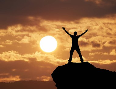 Bir adamın silueti güneş doğarken elele tutuşur. İnsanlar ve doğa sahnesi.