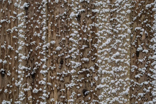 被雪覆盖的旧木制栅栏 背景组成 — 图库照片