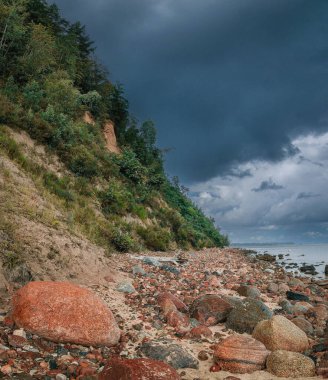 Polonya 'nın Gdynia kentindeki Baltık Denizi' ndeki Orlovsky uçurumu ve kayalık plajı. Resimli sahil şeridi, ünlü doğal işaretli, Temmuz öğleden sonra..