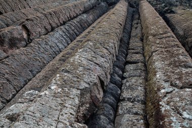Boru Organı, Port Noffer 'ın yukarısındaki bir uçurumun kenarındaki benzer bir kaya formasyonudur; bu özelliğin kolonları özellikle uzun ve düzdür, organ borularını hatırlatır. Kuzey İrlanda 'daki Dev Geçit' in yanında..