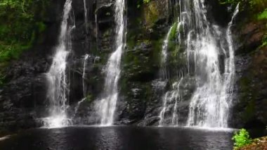 Glenariff Doğa Koruma Alanındaki Ess-Na-Crub Şelalesi manzarası