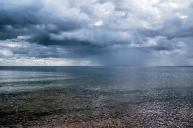 Gdansk Körfezi, Gdynia yakınlarında. Temmuz öğle vakti, fırtına bulutu. Baltık Denizi, Polonya.