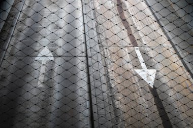 Otoparka beton rampa, aşağı yukarı ok işaretleri. Güvenlik ağı, seçici odaklanma.