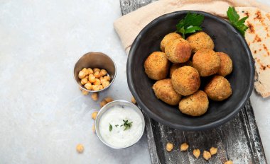 Nohut köftesi, pide ve sos. Üst görünüm, alanı kopyala