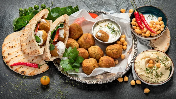 중동에서는 피파가 음식들이 나왔습니다 반쪽짜리 음식이야 레바논 위에서 — 스톡 사진