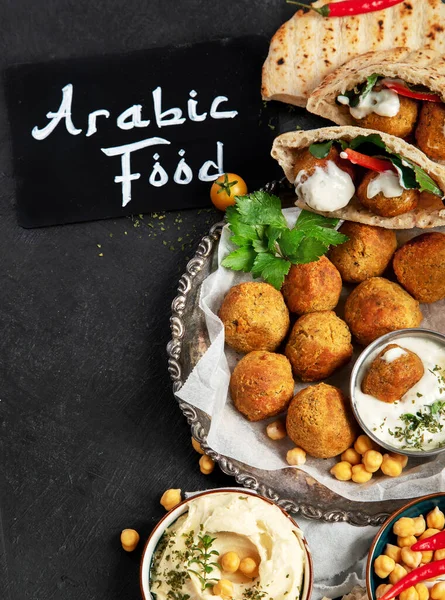 Médio Oriente Pratos Árabes Com Falafel Hummus Pita Comida Halal — Fotografia de Stock