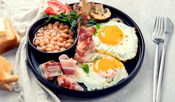Petit Déjeuner Anglais Complet Avec Œufs Frits Saucisse Bacon Pain — Photo