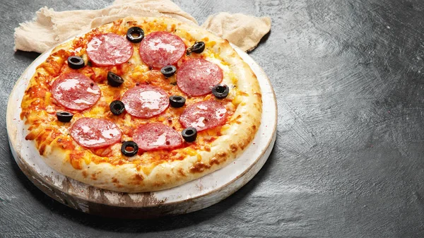 新烤的意大利辣披萨 深色底色 味道鲜美的自制食物概念 复制空间 — 图库照片