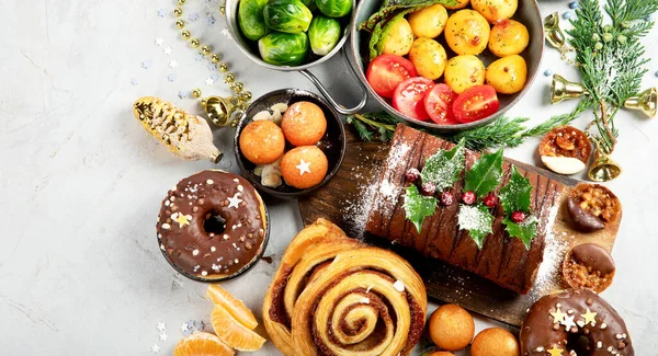 Delicious Christmas Themed Dinner Table Roasted Meat Potato Appetizers Desserts — Foto de Stock