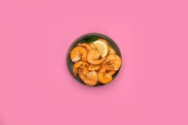 Crevettes Sur Fond Couleur Nourriture Traditionnelle Concept Photo Créatif Vue — Photo