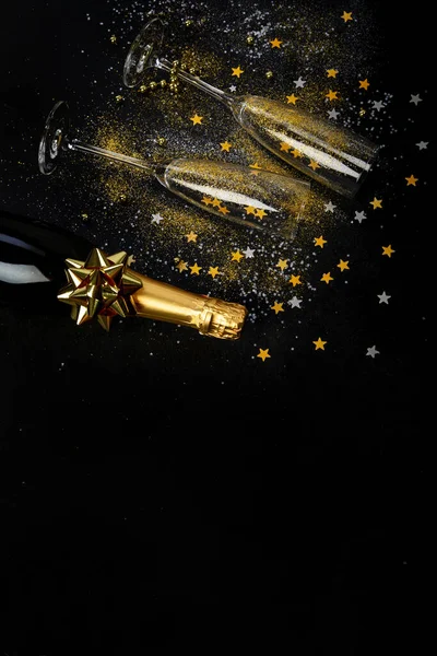 暗い背景にシャンパンとボトルのガラス 伝統的なお祝いの時間ドリンク トップビュー コピースペース — ストック写真