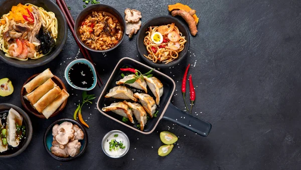 伝統的なアジア料理 暗い背景にアジア料理の様々な 伝統料理の盛り合わせ トップビュー コピースペース — ストック写真
