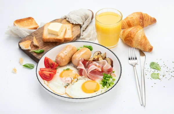 Ngiliz Kahvaltısı Kızarmış Yumurta Sosis Pastırma Beyaz Arka Planda Tost — Stok fotoğraf