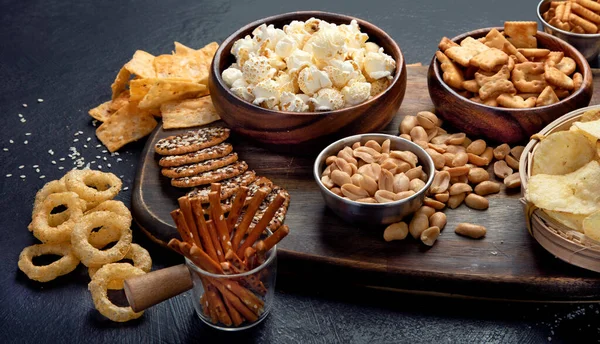 Auswahl Salzigen Snacks Auf Dunklem Hintergrund Party Food Konzept — Stockfoto