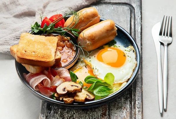 Petit Déjeuner Anglais Complet Avec Œuf Frit Saucisse Bacon Pain — Photo