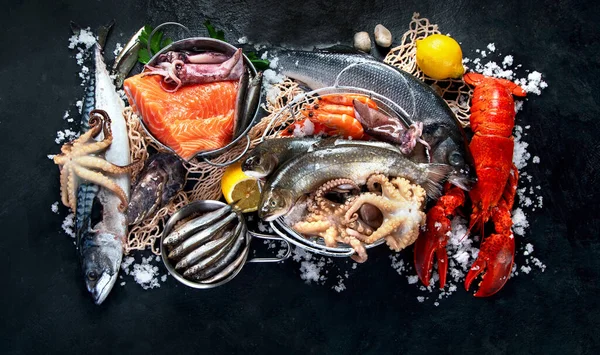 Färsk Fisk Och Skaldjur Sortiment Svart Bakgrund Fiskmarknaden Friska Kost — Stockfoto