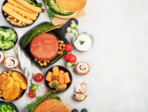 植物性食物概念 素食汉堡包 素食杂烩 新鲜蔬菜和酱汁的白色背景 顶部视图 — 图库照片