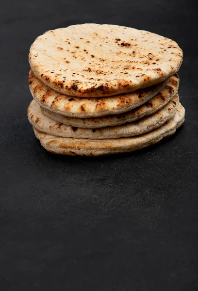 皮塔面包在黑暗的背景下被隔离 阿拉伯烹饪的传统和典型食物 顶部视图 — 图库照片