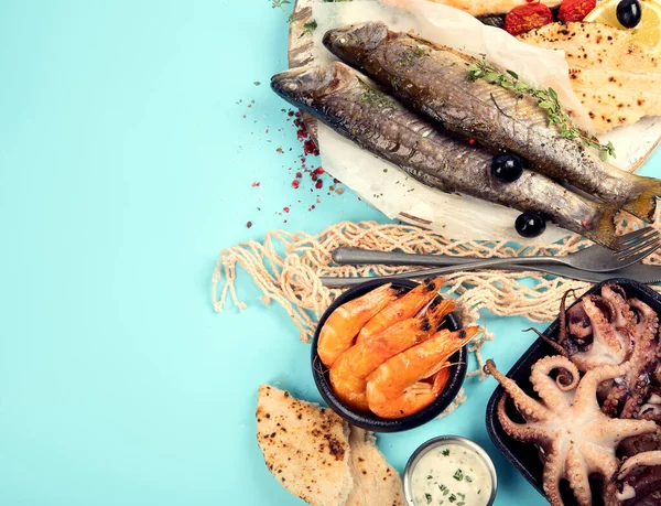 Различные Блюда Морепродуктов Рыбы Концепция Здорового Питания Синем Фоне Вид — стоковое фото