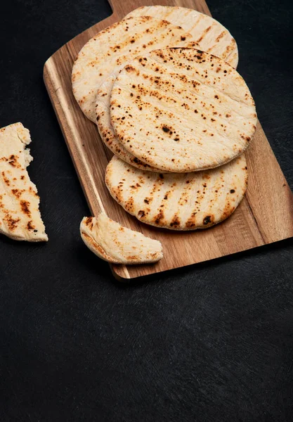 Pita Chléb Izolovaný Tmavém Pozadí Tradiční Typické Jídlo Arabské Kuchyně — Stock fotografie
