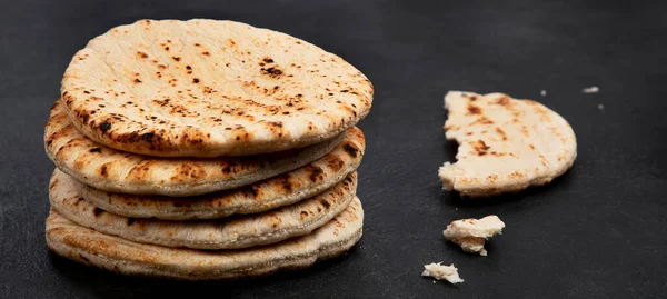 Pita Chléb Izolovaný Tmavém Pozadí Tradiční Typické Jídlo Arabské Kuchyně — Stock fotografie