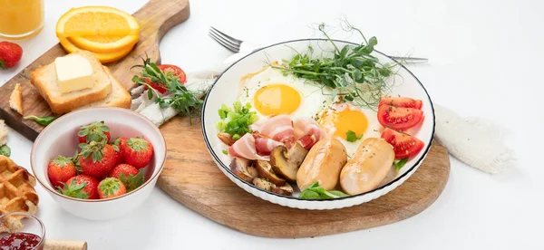 Engels Ontbijt Met Gebakken Worst Spek Toast Witte Achtergrond — Stockfoto