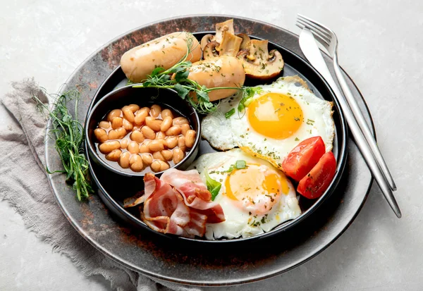 Πλήρες Αγγλικό Πρωινό Τηγανητό Αυγό Λουκάνικο Μπέικον Και Τοστ Γκρι — Φωτογραφία Αρχείου